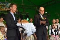 Księża święcą bochen dożynkowy
